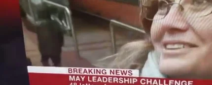 Un niño aparece de la nada mientras entrevistan a una mujer en la BBC Un niño aparece de la nada mientras entrevistan a una mujer en la BBC