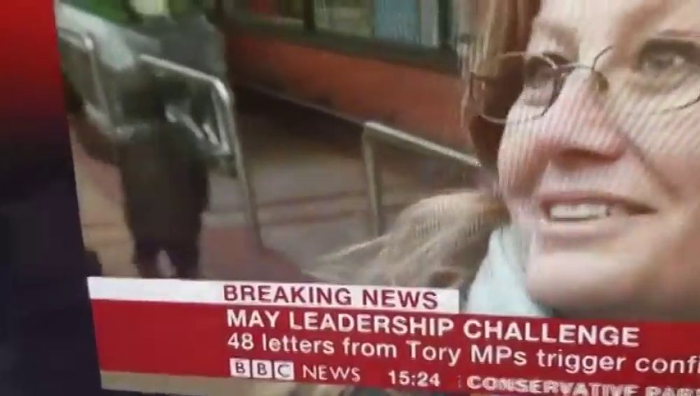Un niño aparece de la nada mientras entrevistan a una mujer en la BBC