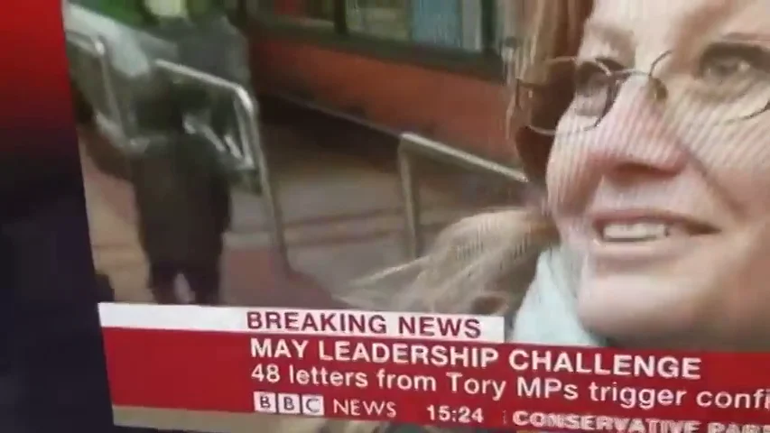 Un ni&ntilde;o aparece de la nada mientras entrevistan a una mujer en la BBC