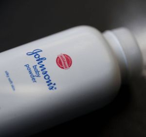 Un envase de Johnson's baby powder fabricado por Johnson and Johnson Un envase de Johnson's baby powder fabricado por Johnson and Johnson