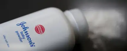 Un envase de Johnson's baby powder fabricado por Johnson and Johnson Un envase de Johnson's baby powder fabricado por Johnson and Johnson
