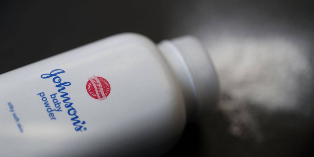 Un envase de Johnson's baby powder fabricado por Johnson and Johnson