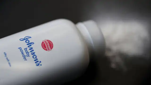 Un envase de Johnson's baby powder fabricado por Johnson and Johnson