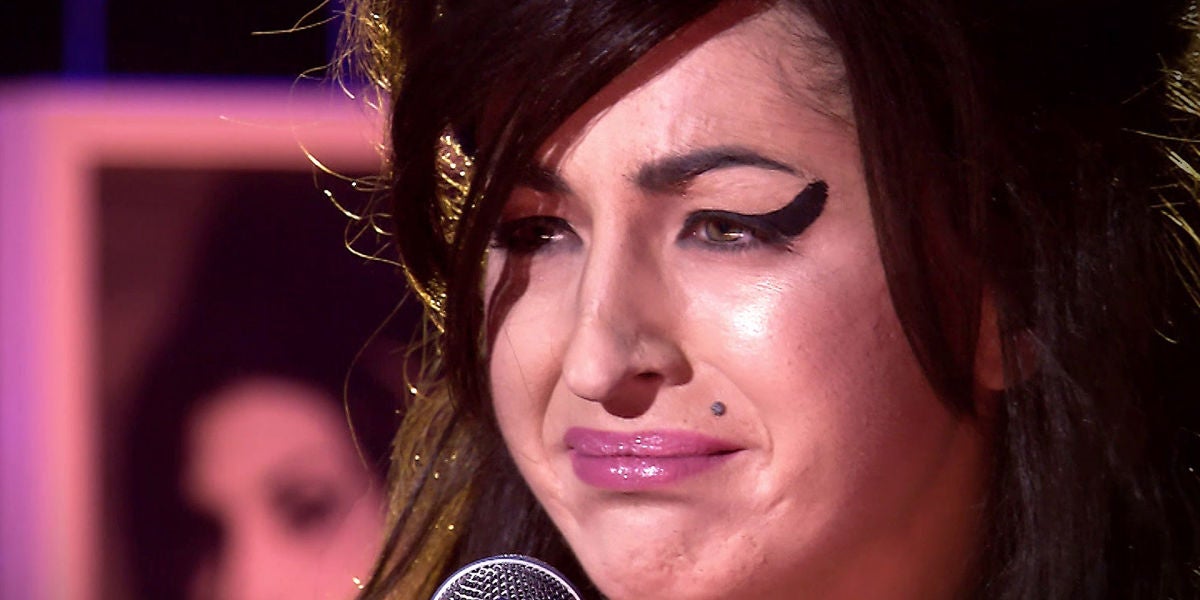 Mimi se derrumba nada más terminar su imitación de Amy Winehouse