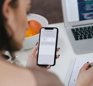 Chica con un teléfono móvil en la mano Chica con un teléfono móvil en la mano