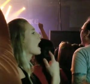 Hija traduce un concierto a su padre mediante lenguaje de signos Hija traduce un concierto a su padre mediante lenguaje de signos