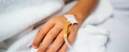 Un niño en una cama de hospital. Un niño en una cama de hospital.