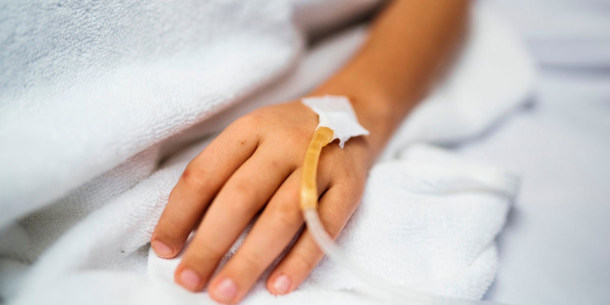 Un niño en una cama de hospital