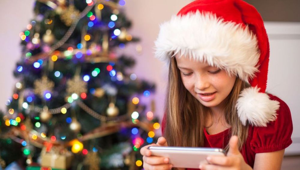 En qué fijarnos a la hora de regalar el primer móvil a nuestros hijos por Navidad
