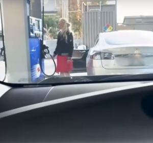 Una mujer se desespera al intentar poner gasolina a un coche eléctrico Una mujer se desespera al intentar poner gasolina a un coche eléctrico