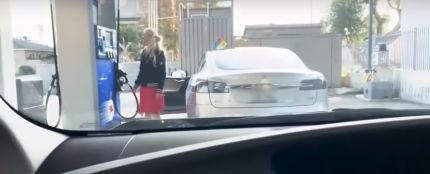 Una mujer se desespera al intentar poner gasolina a un coche eléctrico