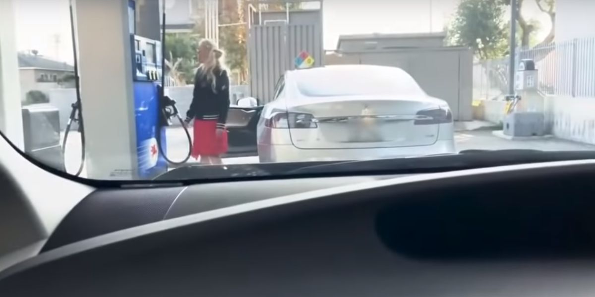 Una mujer se desespera al intentar poner gasolina a un coche eléctrico