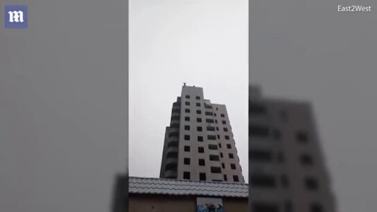 Un adolescente muere al lanzarse con un paracaidas casero desde una torre de 14 pisos en Ucrania