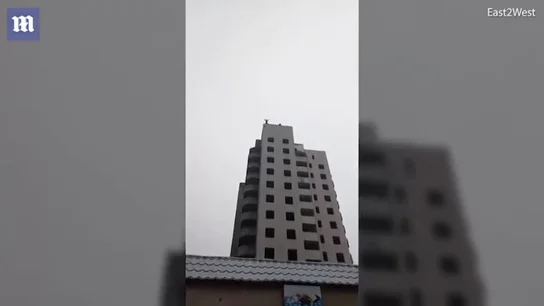 Un adolescente muere al lanzarse con un paracaidas casero desde una torre de 14 pisos en Ucrania Un adolescente muere al lanzarse con un paracaidas casero desde una torre de 14 pisos en Ucrania