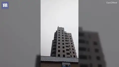 Un adolescente muere al lanzarse con un paracaidas casero desde una torre de 14 pisos en Ucrania Un adolescente muere al lanzarse con un paracaidas casero desde una torre de 14 pisos en Ucrania