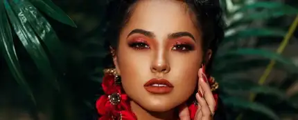 Becky G promocionando su línea de maquillaje 'Savage' Becky G promocionando su línea de maquillaje 'Savage'