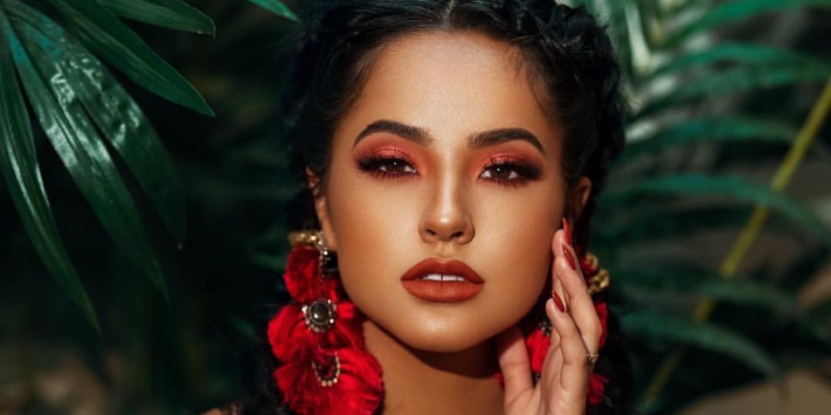 Becky G promocionando su línea de maquillaje 'Savage'
