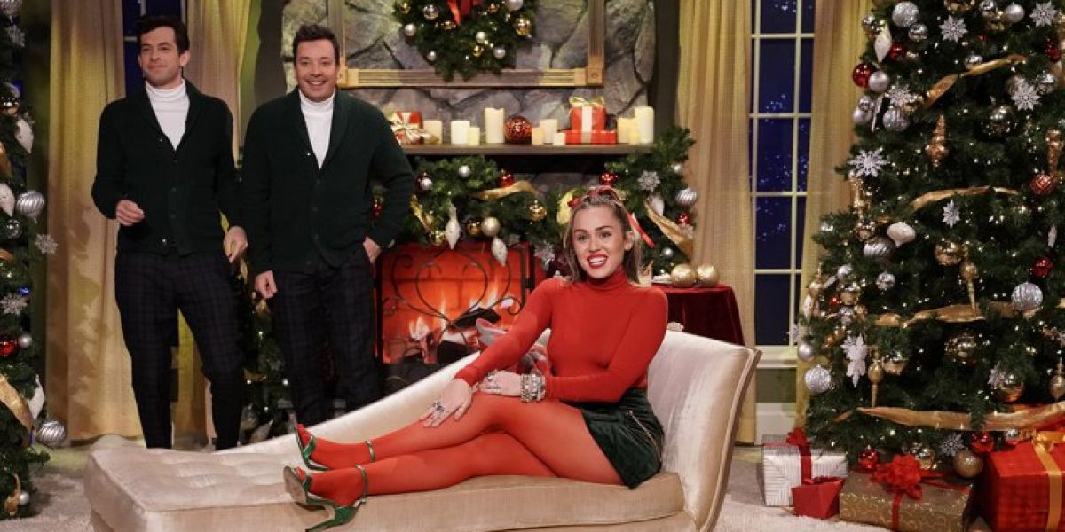 Miley Cyrus, Mark Ronson y Jimmy Fallon cantando un villancico