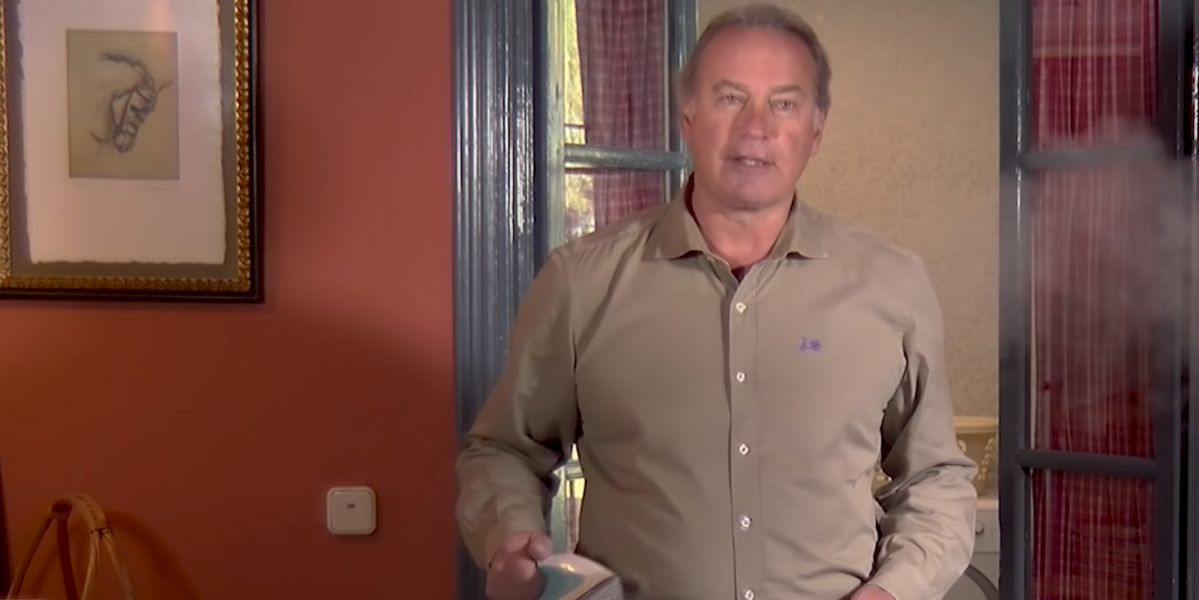 Bertín Osborno publica un tutorial sobre el planchado de camisas