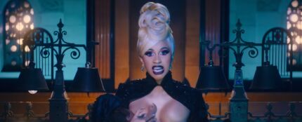 Cardi amamantando a un beb&eacute; en el videoclip de 'Money'