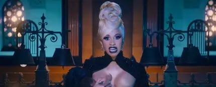 Cardi amamantando a un bebé en el videoclip de 'Money' Cardi amamantando a un bebé en el videoclip de 'Money'