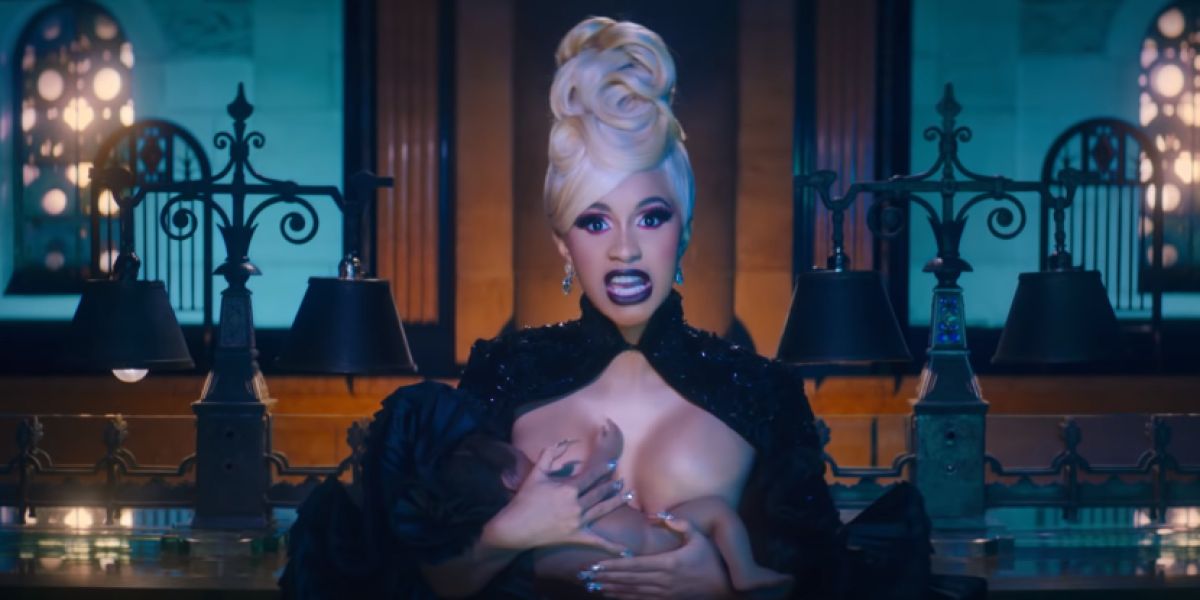 Cardi amamantando a un bebé en el videoclip de 'Money'