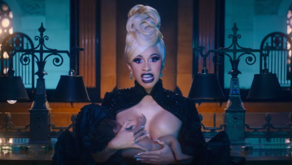 Cardi amamantando a un bebé en el videoclip de 'Money'
