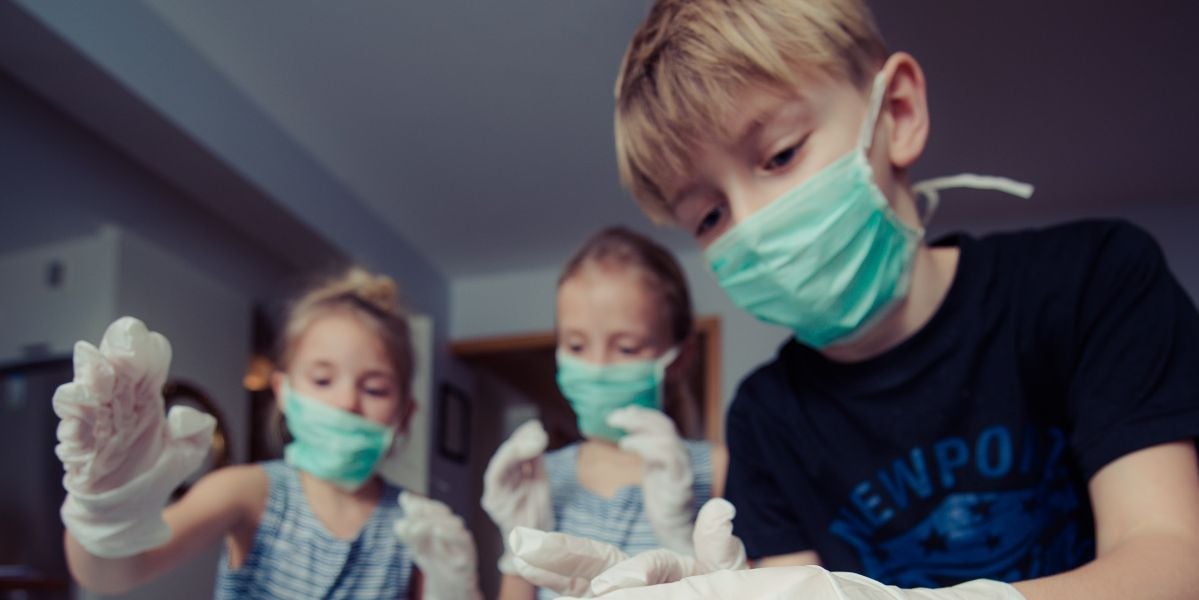 Niñas y niños jugando a médicos