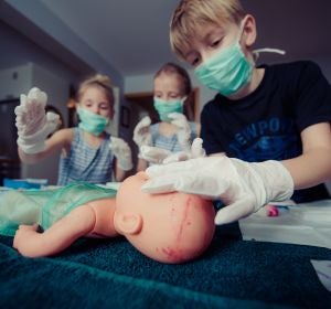 Niñas y niños jugando a médicos Niñas y niños jugando a médicos