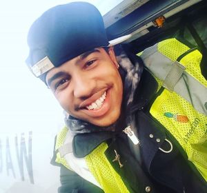 Jahmaul Allen se ha vuelto viral gracias a su divertido baile en la pista de aterrizaje Jahmaul Allen se ha vuelto viral gracias a su divertido baile en la pista de aterrizaje
