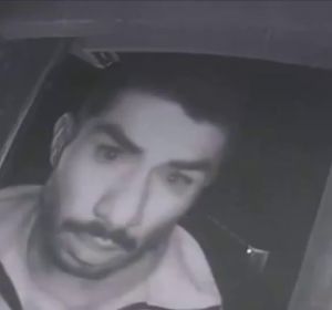 Vídeo: Detienen a un hombre que estuvo lamiendo el timbre de una casa familiar durante tres horas Vídeo: Detienen a un hombre que estuvo lamiendo el timbre de una casa familiar durante tres horas