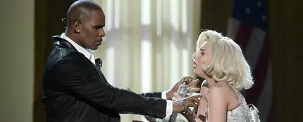 R. Kelly y Lady Gaga durante una actuación R. Kelly y Lady Gaga durante una actuación