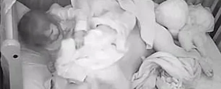 La pequeña arropando a su pitbull La pequeña arropando a su pitbull