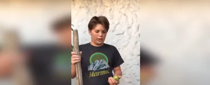Renato a punto de enterrar a su periquito Chimuelo Renato a punto de enterrar a su periquito Chimuelo