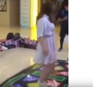 Pierde su consolador bailando en una máquina de recreativos Pierde su consolador bailando en una máquina de recreativos