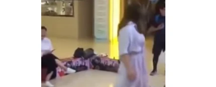 Pierde su consolador bailando en una máquina de recreativos Pierde su consolador bailando en una máquina de recreativos