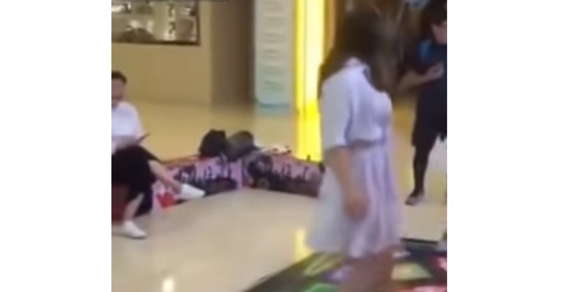 Pierde su consolador bailando en una máquina de recreativos
