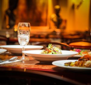 Desconfía de los restaurantes limpios: siempre hay espacio para la mugre. Desconfía de los restaurantes limpios: siempre hay espacio para la mugre.