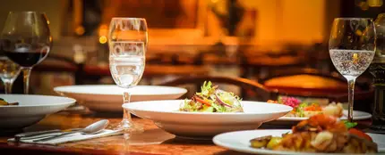 Desconfía de los restaurantes limpios: siempre hay espacio para la mugre. Desconfía de los restaurantes limpios: siempre hay espacio para la mugre.