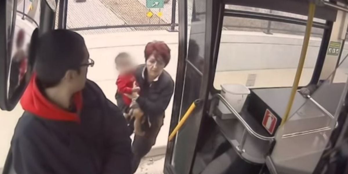 La conductora metiendo al pequeño en el autobús