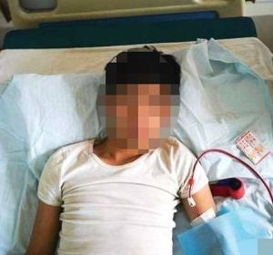 Xiao Wang recibe atención médica en la cama. Xiao Wang recibe atención médica en la cama.