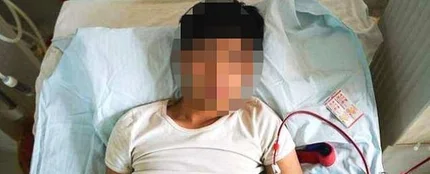 Xiao Wang recibe atención médica en la cama. Xiao Wang recibe atención médica en la cama.