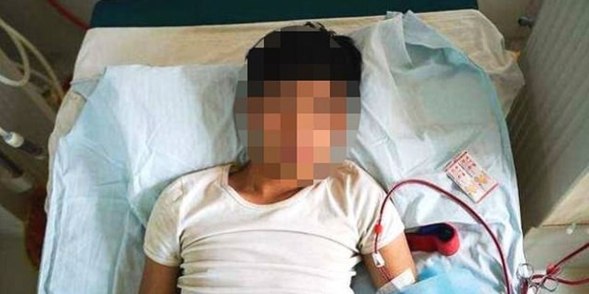 Xiao Wang recibe atención médica en la cama.