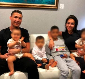 Cristiano Ronaldo y Georgina con sus hijos Cristiano Ronaldo y Georgina con sus hijos