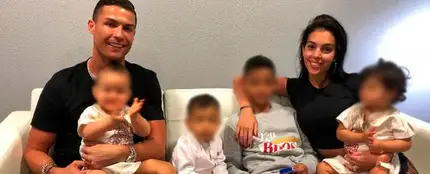 Cristiano Ronaldo y Georgina con sus hijos Cristiano Ronaldo y Georgina con sus hijos