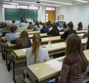 Miles de opositores de enfermería acuden al campus de Salamanca por la celebración del examen de oposición Miles de opositores de enfermería acuden al campus de Salamanca por la celebración del examen de oposición