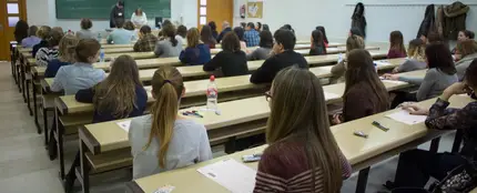 Miles de opositores de enfermería acuden al campus de Salamanca por la celebración del examen de oposición Miles de opositores de enfermería acuden al campus de Salamanca por la celebración del examen de oposición