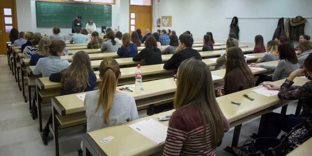 Miles de opositores de enfermería acuden al campus de Salamanca por la celebración del examen de oposición