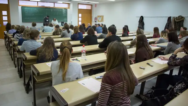 Miles de opositores de enfermería acuden al campus de Salamanca por la celebración del examen de oposición