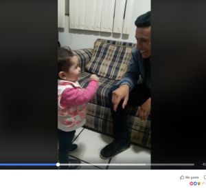 Niña de dos años habla con su padre sordo Niña de dos años habla con su padre sordo